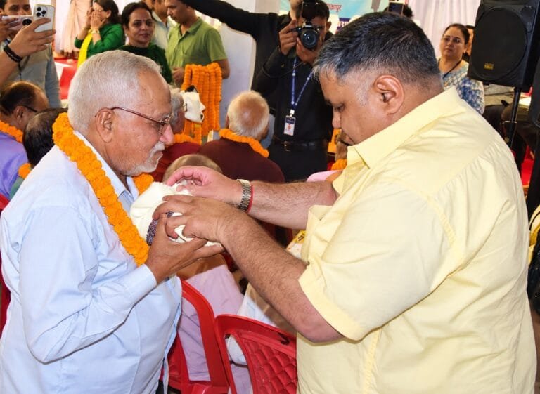 Elders Honored at ‘Siyangudi’ on International Day of Older Persons; Shri Rajesh Agrawal Seeks Blessings After Presenting Shawls and Coconuts