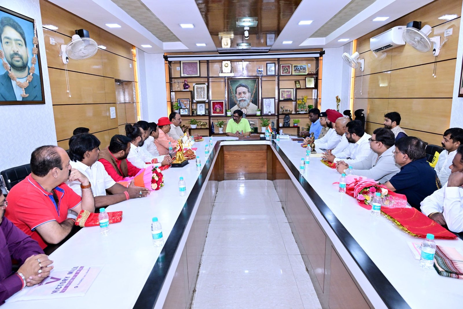 A joint delegation from the Ranchi District Durga Puja Committee and the Ranchi Metropolitan Durga Puja Committee paid a courtesy call on Chief Minister Shri Hemant Soren.