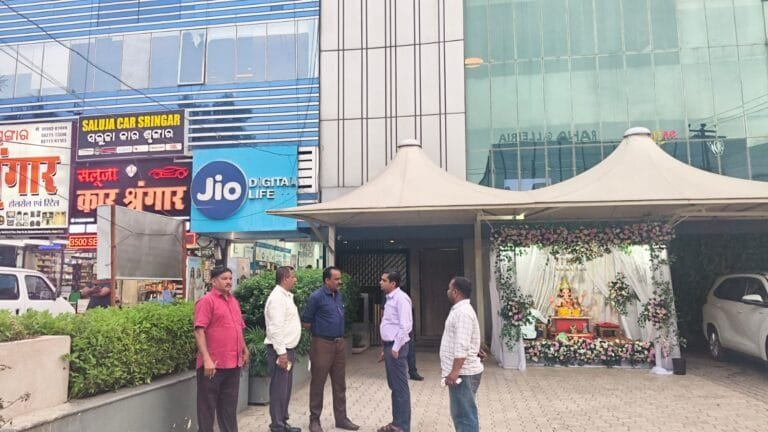 The Revenue Department of Municipal Corporation Zone 5 immediately sealed the commercial properties of two major defaulters located at Maruti Business Park in Ward 39, as they had failed to pay outstanding dues to the Municipal Corporation since the 2018-19 financial year.
