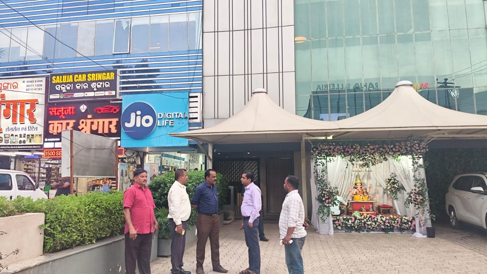 The Revenue Department of Municipal Corporation Zone 5 immediately sealed the commercial properties of two major defaulters located at Maruti Business Park in Ward 39, as they had failed to pay outstanding dues to the Municipal Corporation since the 2018-19 financial year.