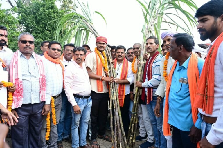 Farmers rejoice as sugarcane price set at ₹425 per quintal; Deputy CM Shri Vijay Sharma felicitated with a sugarcane stalk