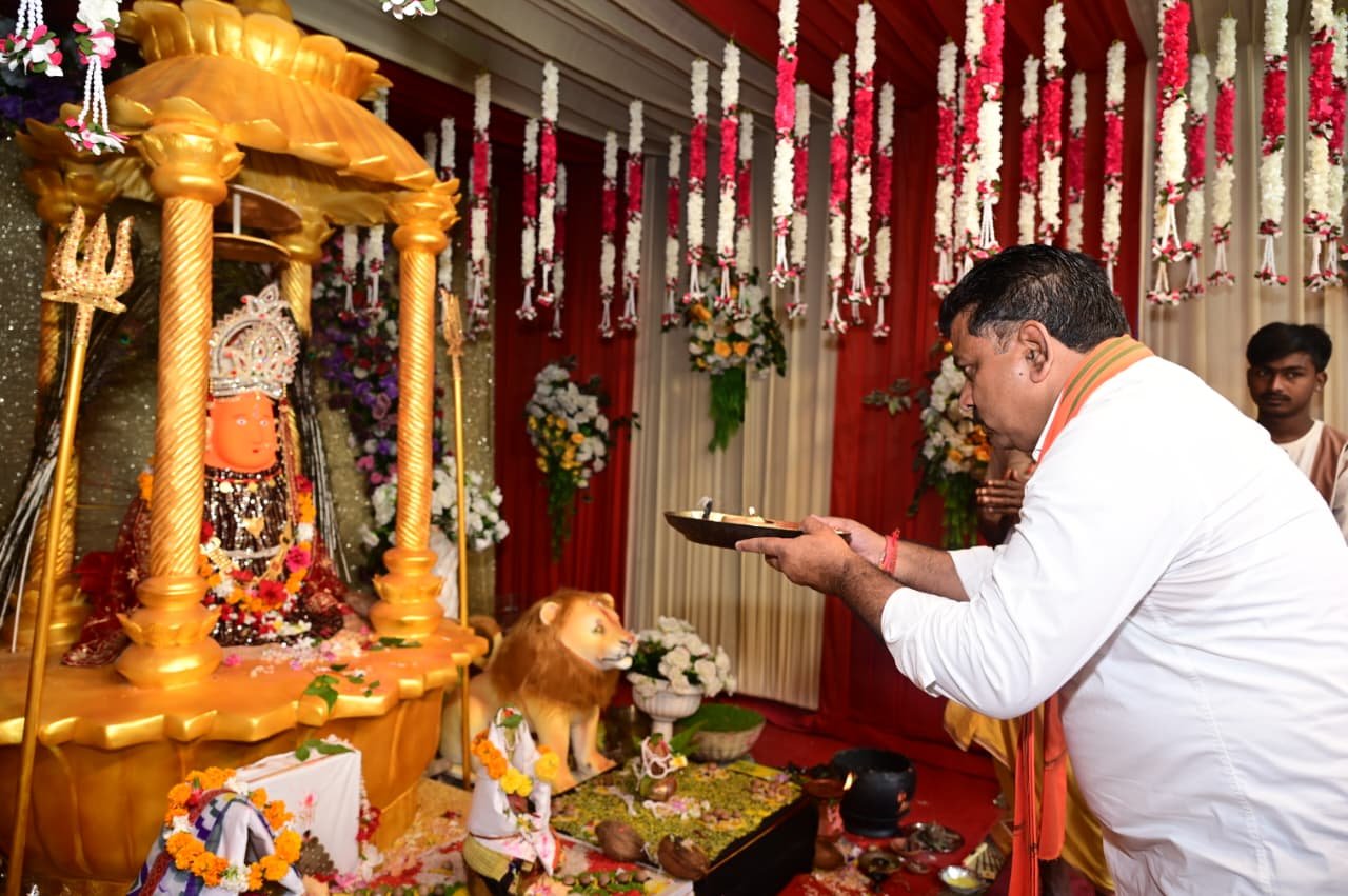 Deputy Chief Minister Shri Vijay Sharma visited the Maa Mahamaya and Maa Vindhyavasini temples in Kawardha and prayed for the state’s prosperity and well-being.