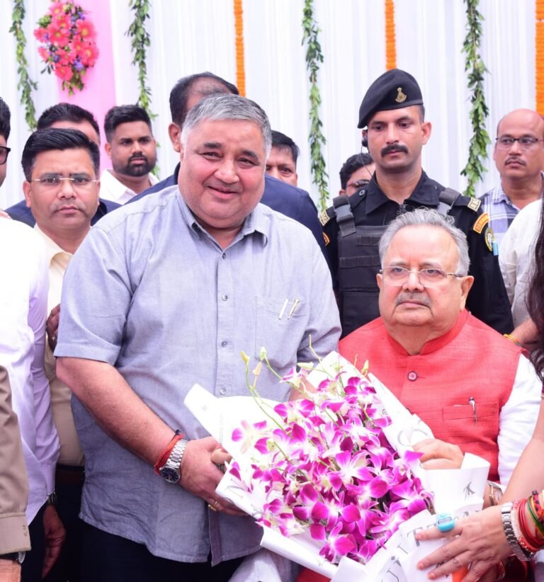 Tourism Minister Shri Rajesh Agarwal extends birthday greetings to Assembly Speaker Dr. Raman Singh