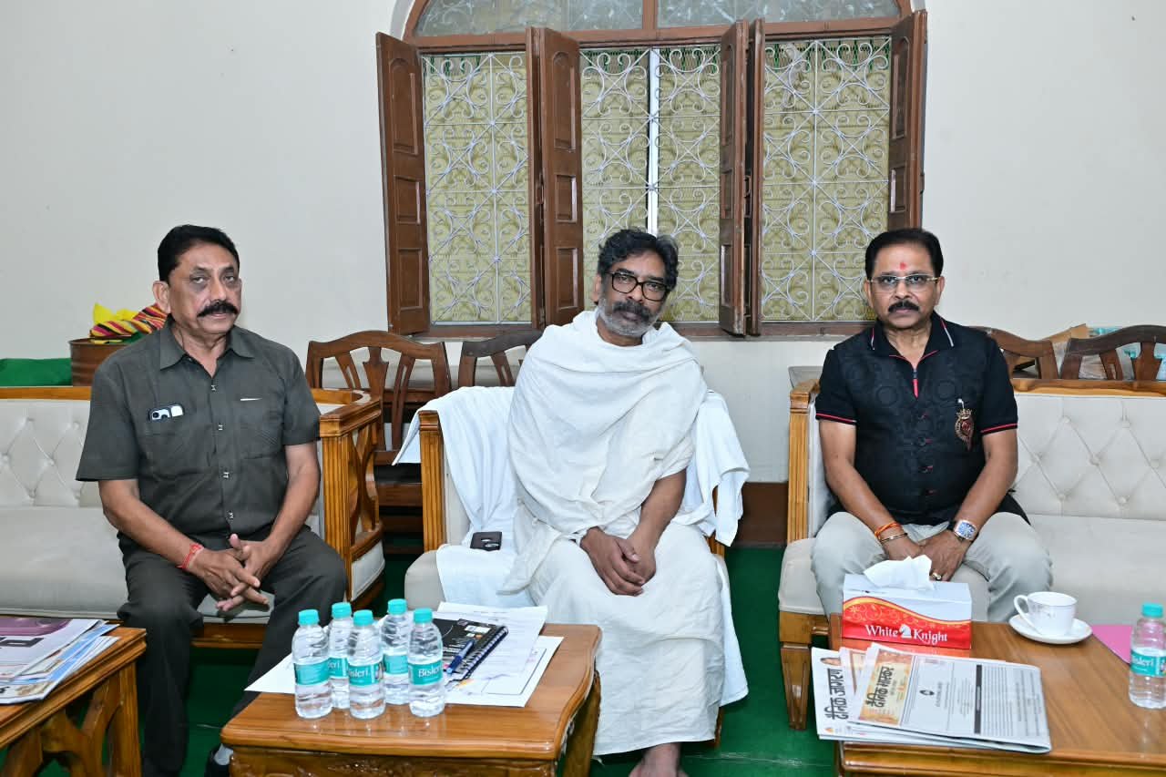 Chief Minister Hemant Soren listens to public grievances in Nemra; hands over a cheque for ₹10 lakh on the spot.