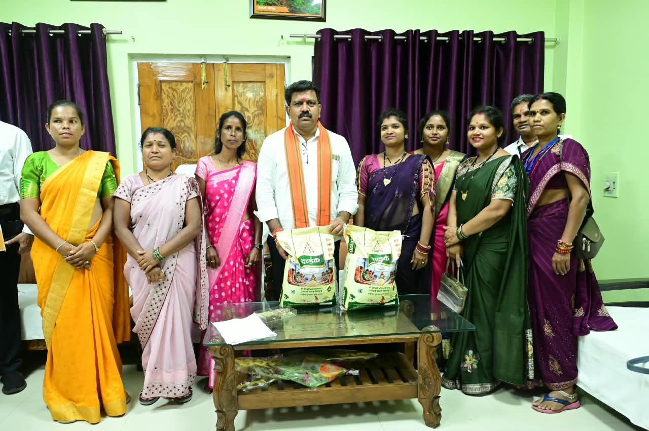 Members of the ‘Maa Danteshwari Mahila Kisan Utpadak Company’ (Maa Danteshwari Women Farmers’ Producer Company) met with Deputy Chief Minister Shri Vijay Sharma; the Deputy Chief Minister congratulated them on receiving NPOP certification.