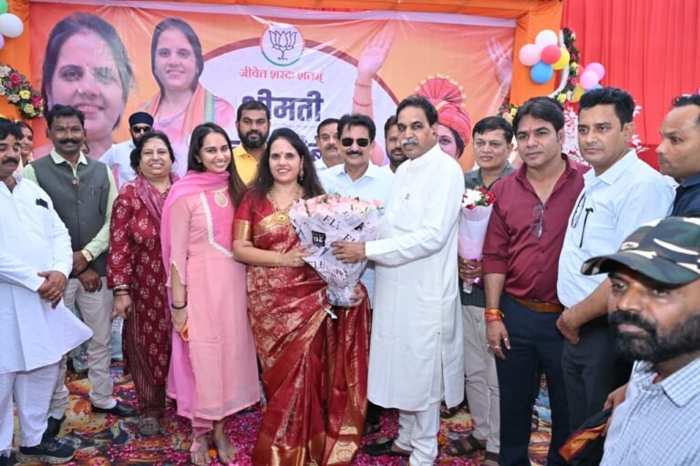 On the occasion of her birthday, Mayor Meenal Choubey received warm wishes and bouquets at her official residence from several dignitaries, including Raipur West MLA Rajesh Munat, Raipur South MLA Sunil Soni, Raipur North MLA Purandar Mishra, Raipur Rural MLA Motilal Sahu, and Dharsiwa MLA Padma Shri Anuj Sharma. Throughout the day, a steady stream of prominent citizens and members of the general public visited the Mayor’s residence to extend their birthday greetings.