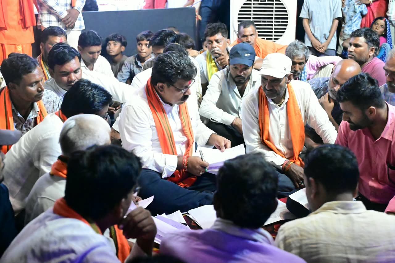 Devi Pandals Become Hubs for Resolving Public Grievances; Deputy Chief Minister Shri Vijay Sharma Listens to Villagers’ Concerns While Seated at the Feet of Goddess Durga