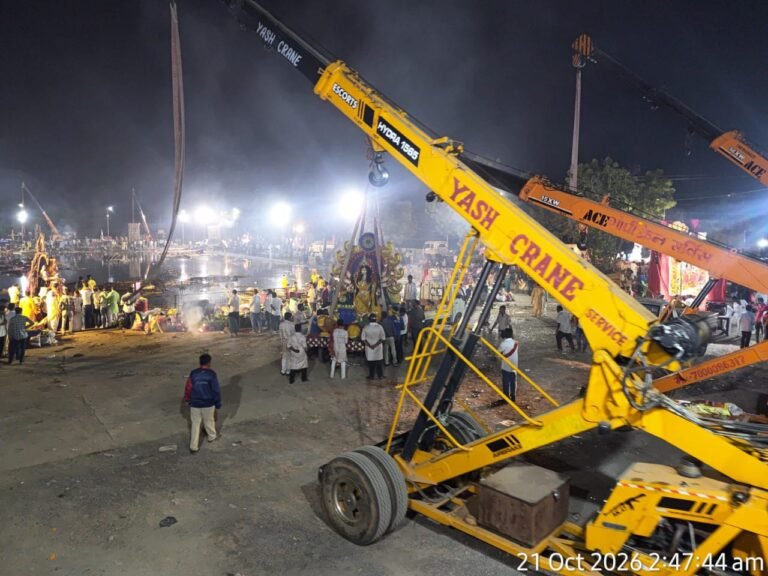 By 1:00 PM, 790 idols of Goddess Durga had been reverently immersed by devotees in the Municipal Corporation’s immersion pond, located near the Patan bridge at Mahadevghat on the Kharun River.