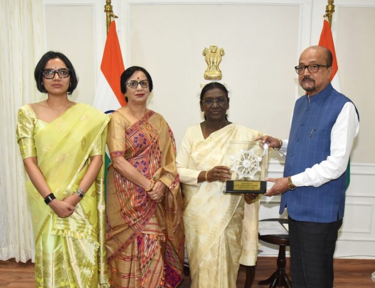 Governor Shri Ramen Deka presents a replica of the Hill Myna to President Smt. Droupadi Murmu