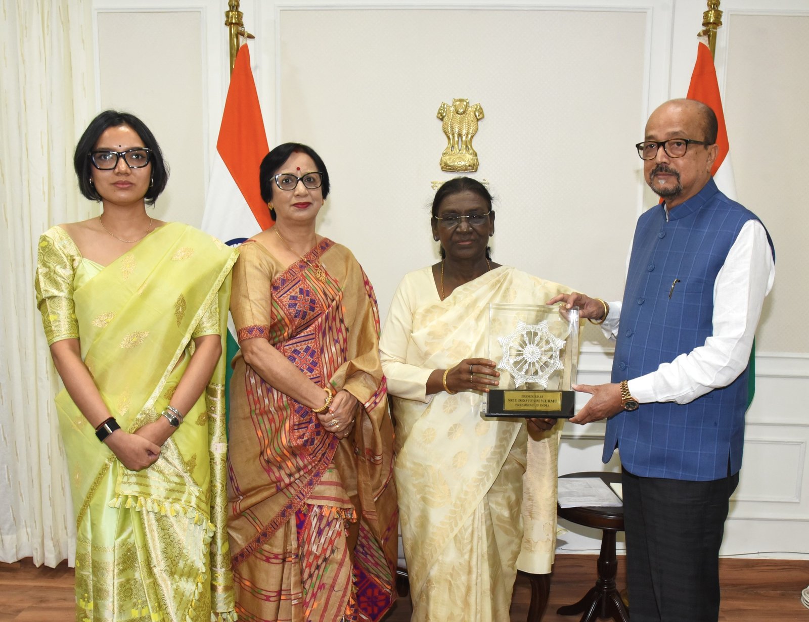 Governor Shri Ramen Deka presents a replica of the Hill Myna to President Smt. Droupadi Murmu