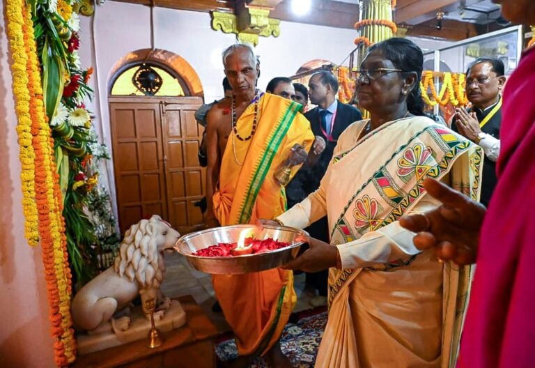 President Smt. Droupadi Murmu offered prayers to Goddess Danteshwari and wished for the well-being, prosperity, and happiness of the nation’s citizens.