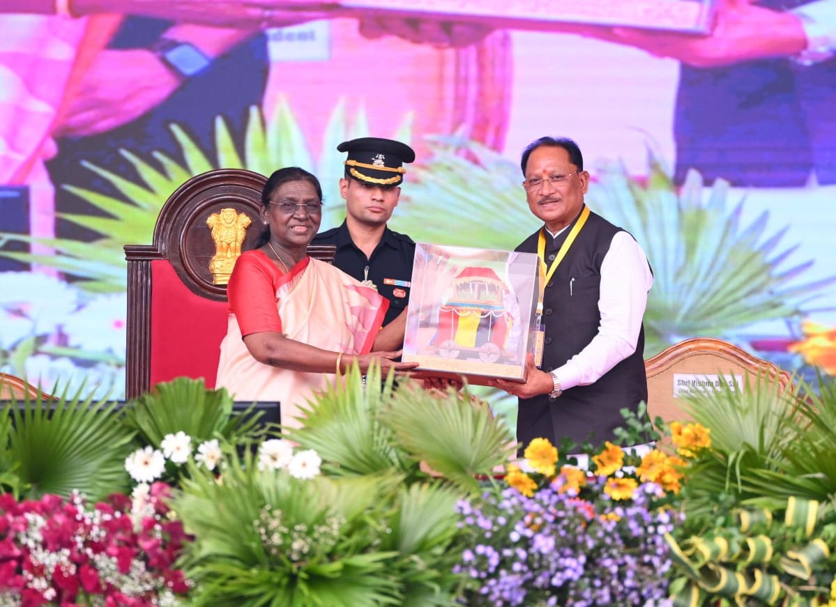President Smt. Droupadi Murmu lauds the unique traditions and tribal culture of Bastar Dussehra