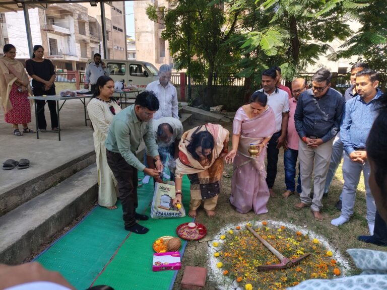 Mayor Meenal Chaubey, accompanied by Ward Councilor Smt. Kritika Jain, performed the bhumi pujan (groundbreaking ceremony) for the construction of a hall and the beautification of the garden at Vardhman Vatika, located in Devendra Nagar Sector 5 (Ward 28, Zone 2 of the Municipal Corporation), gifting a wonderful facility to the local residents.