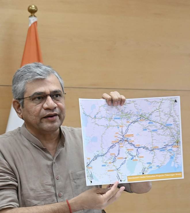 Railway Minister and Chief Minister of West Bengal flag off the Jaipur (Khatipura) – Tatanagar – Santragachi Express train