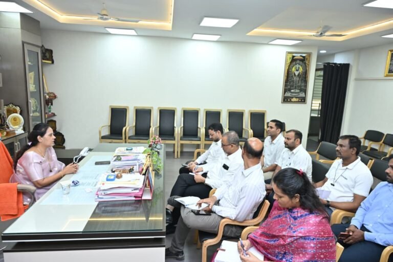 Mayor Meenal Chaubey severely reprimanded representatives of the ‘Ramky’ company regarding the poor state of sanitation in the capital city ahead of Diwali. She issued strict directives to officials to ensure continuous monitoring of sanitation operations.