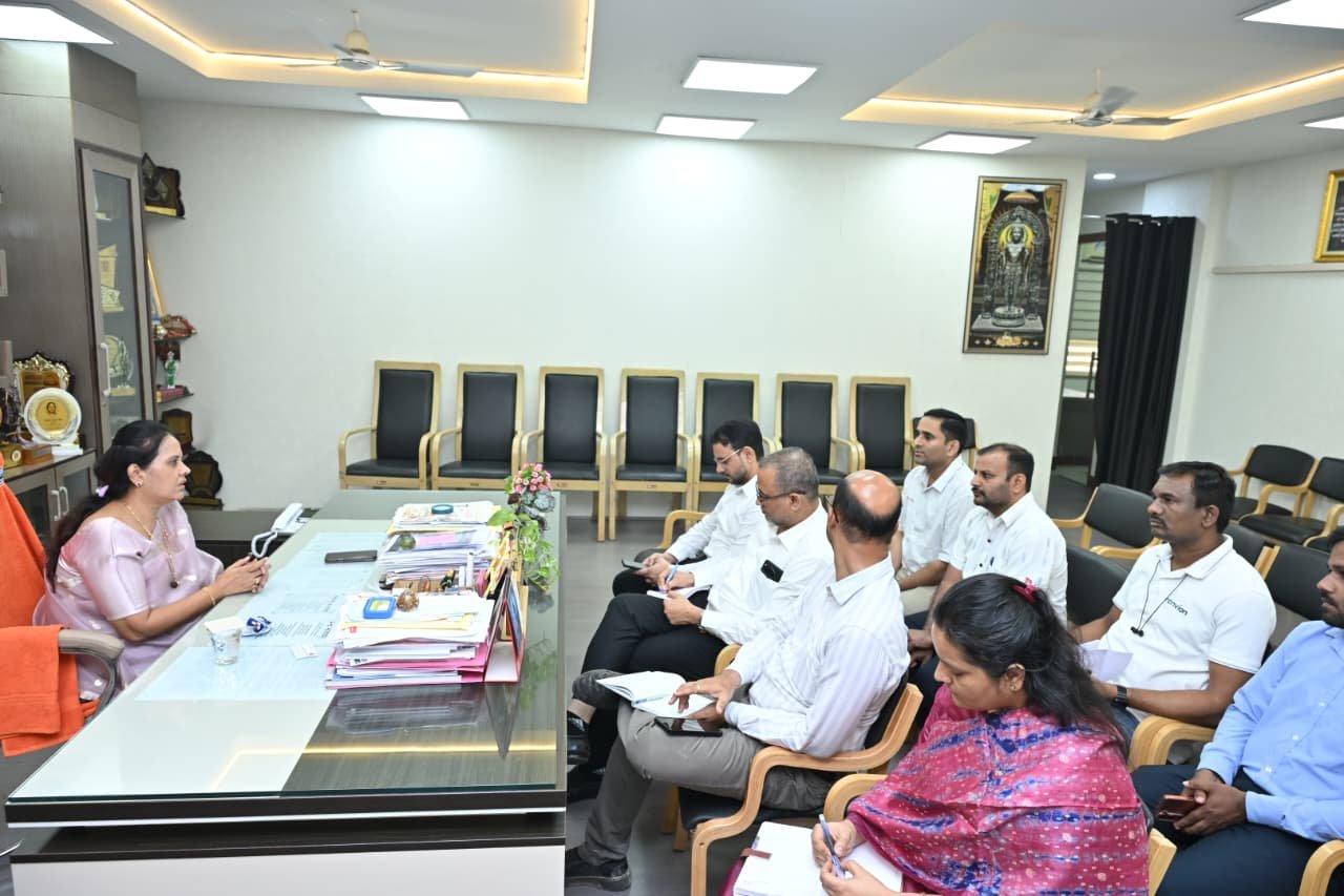 Mayor Meenal Chaubey severely reprimanded representatives of the ‘Ramky’ company regarding the poor state of sanitation in the capital city ahead of Diwali. She issued strict directives to officials to ensure continuous monitoring of sanitation operations.