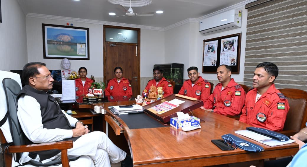 Indian Air Force’s ‘Sarang’ Helicopter Display Team calls on Chief Minister Shri Vishnu Deo Sai