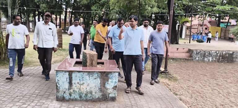 Commissioner Sambit Mishra conducted an on-site inspection of the Sarjubandha Talab (pond) Garden in Municipal Corporation Zone 6 and issued directives to officials for necessary improvements.