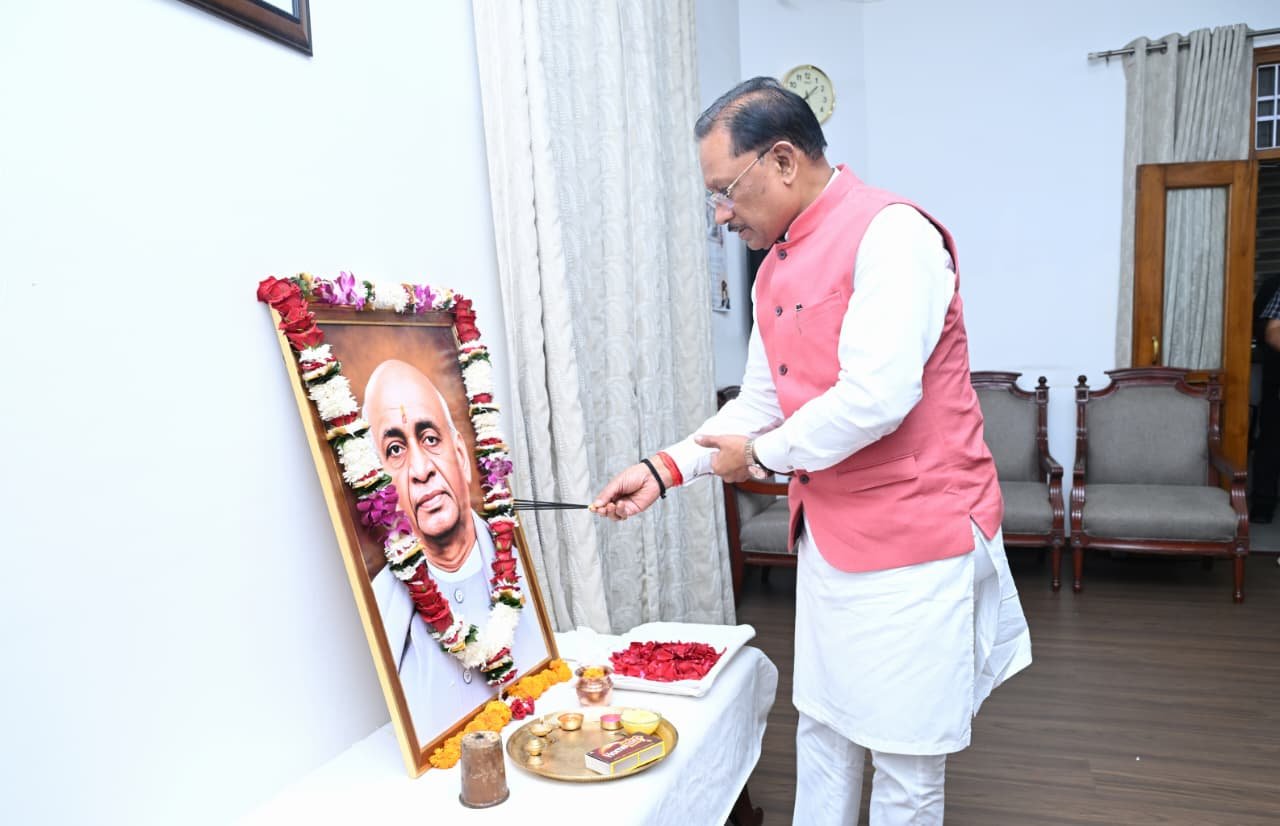 Chief Minister Shri Vishnu Deo Sai pays tribute to the ‘Iron Man’ Sardar Vallabhbhai Patel on his birth anniversary
